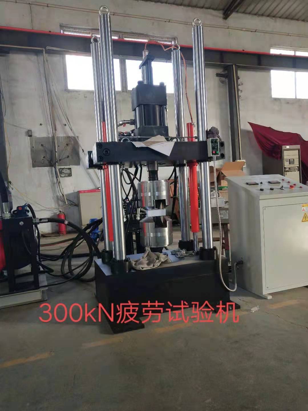濟(jì)南新時(shí)代試金試驗(yàn)機(jī)廠出口俄羅斯、30噸疲勞試驗(yàn)機(jī)
